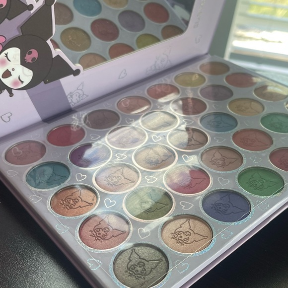 Kuromi 35 eyeshadow Palette - Picture 5 of 6